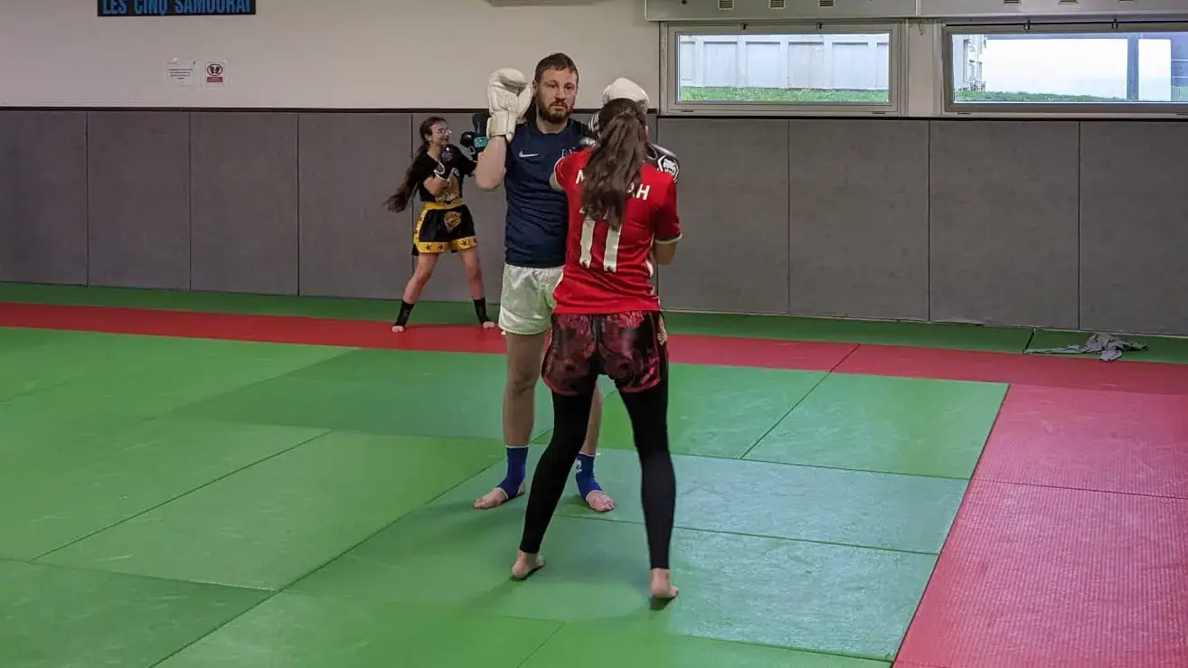 Boxeur et boxeuse pratiquant la boxe thaï aux Cinq Samouraï à Villecresnes, 94 Val-de-Marne